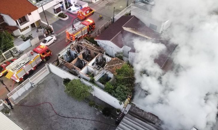 Incêndio atinge imóvel ocupado por pessoas em situação de rua