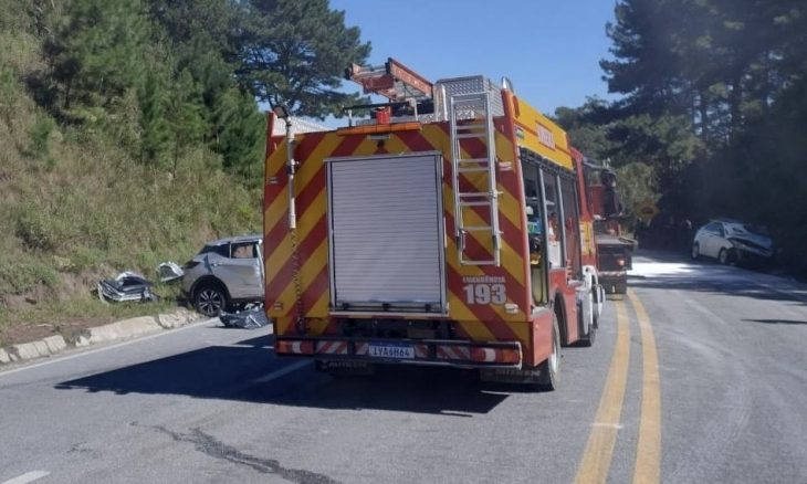 Colisão frontal deixa uma mulher morta e cinco feridos na BR-282