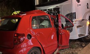 Mulher morre em acidente entre carro e caminhão na BR-163