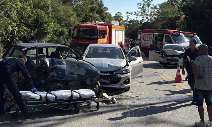 Colisão com três veículos deixa mulher em estado grave na BR-282