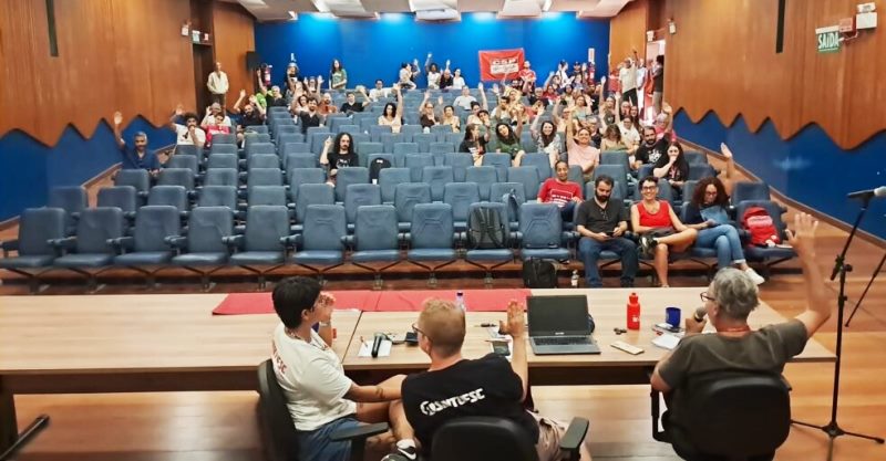 Servidores da Ufsc aderem à greve nacional e ameaçam paralisar nesta terça