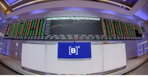 Dólar testa queda abaixo de R$ 5 e Ibovespa avança na abertura