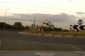 Motorista a 220 km/h voa sobre rotatória durante fuga no Reino Unido