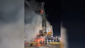 Incêndio destrói guindaste no Porto de Itajaí e mobiliza bombeiros