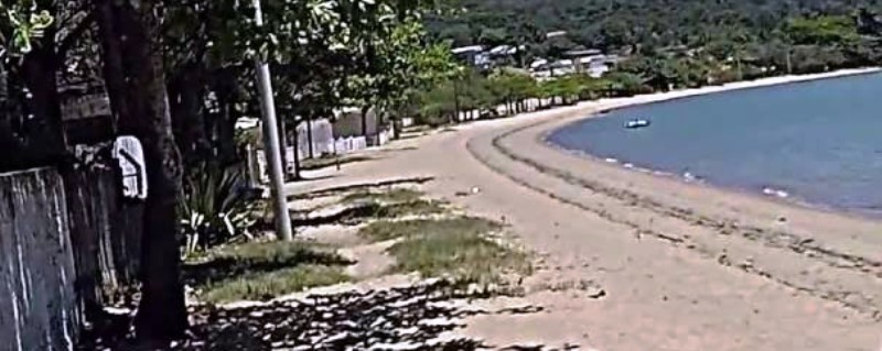 Moradores encontram corpo de mulher com mãos amarradas em praia de Palhoça