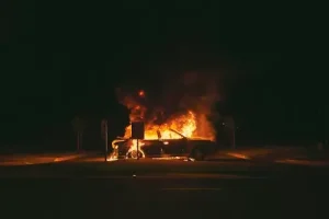 Homem incendeia o próprio carro durante abordagem e acaba preso