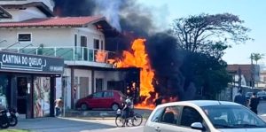 Avião de pequeno porte cai sobre restaurante no litoral do RS