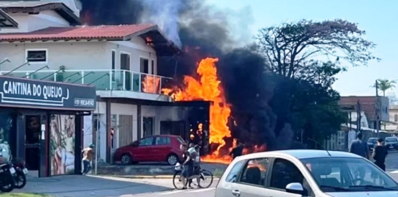 Avião de pequeno porte cai sobre restaurante no litoral do RS