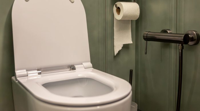 Urinar sentado ajuda homens? Veja o que é fato e o que é mito