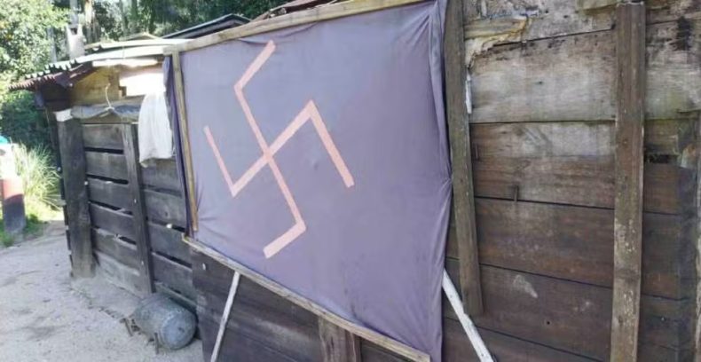 Justiça condena homem por exibir símbolo nazista em frente de casa