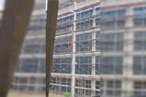Trabalhadores escalam prédio sem proteção do Distrito Federal
