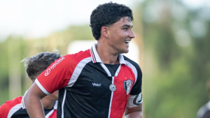 Promessa do futebol, atacante de 16 anos é destaque na base do Joinville