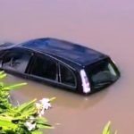 Aconteceu de novo: mais um carro cai no rio Itajaí-Mirim, em Brusque