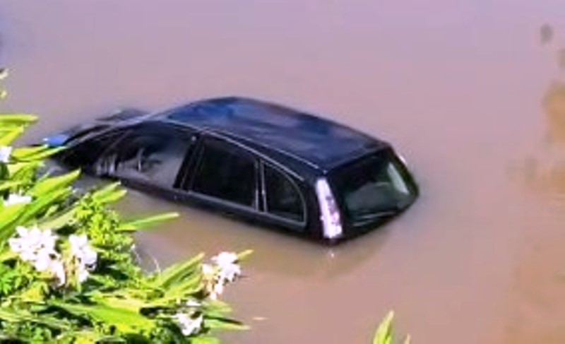 Aconteceu de novo: mais um carro cai no rio Itajaí-Mirim, em Brusque