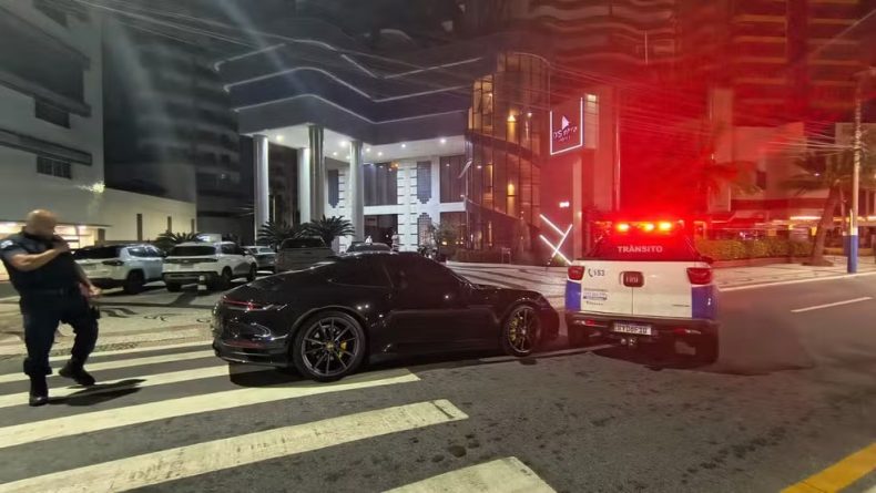 Motorista de Porshe com CNH cassada dorme ao volante em Balneário Camboriú