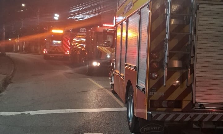 Incêndio atinge lavação de veículos na Grande Florianópolis