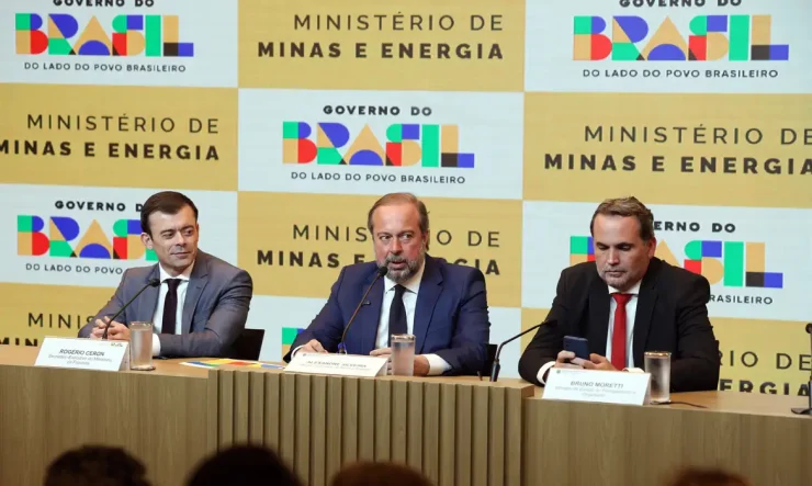 Governo lança subsídio para frear alta da gasolina e diesel