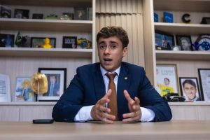 Deputado Nikolas é atingido por ovos durante ato de campanha em MG