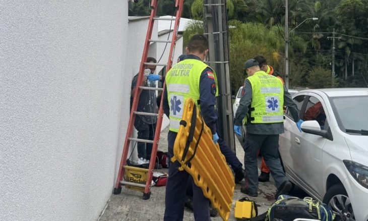 Queda de poste deixa técnico de internet sem EPI em estado grave