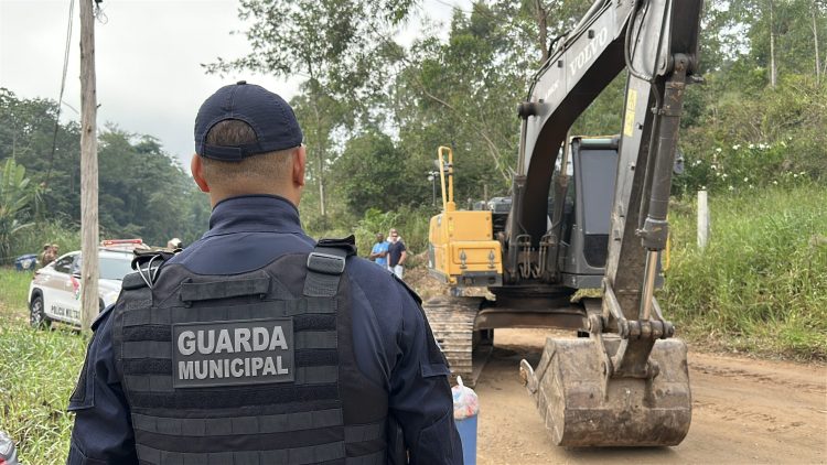 Operação derruba 16 casas irregulares em área pública no litoral Norte