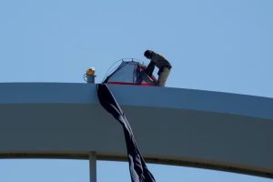 Manifestante escala ponte para protestar contra Trump, guerra no Irã e IA