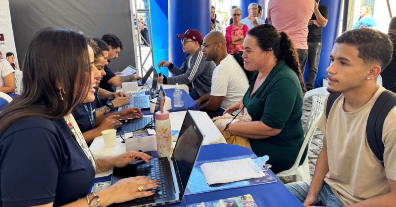 Vídeo: busca por emprego em Feirão no Centro teve fila de dois quarteirões