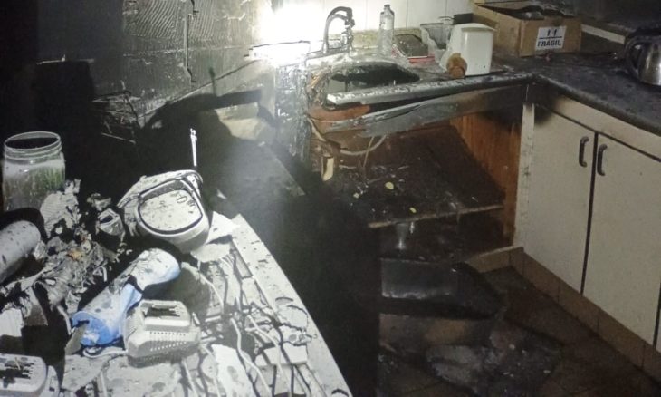 Incêndio atinge ferro-velho e mobiliza bombeiros