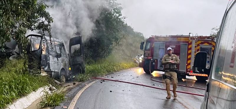 Ambulância pega fogo após colisão em rodovia dentro de Terra Indígena em SC