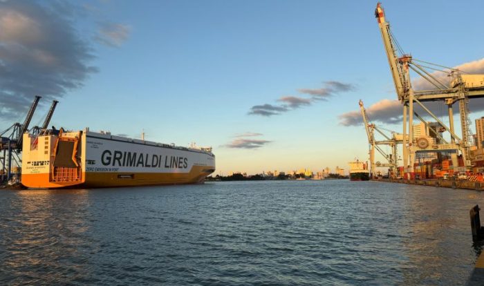 Navio cegonheira: porto de Itajaí recebe mais de 4,5 mil veículos da BYD