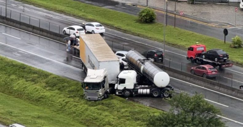 VÍDEO: Acidente interdita pista da BR-101 e provoca filas em Itapema