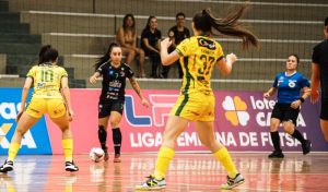 Barateiro vence mais uma e dispara na liderança da Liga Feminina