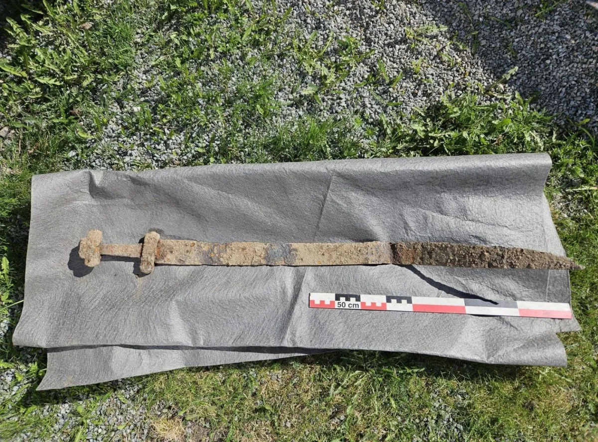 Menino acha espada viking de 1.300 anos na Noruega