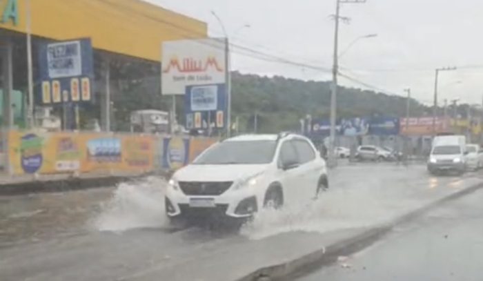 Maré alta deixa água sobre a pista na SC-405 e exige atenção
