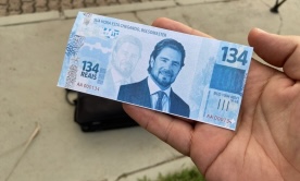 “Chuva de dinheiro” e marcha fúnebre marcam protesto contra Flávio Bolsonaro