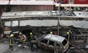 Colisão entre trem e ônibus deixa oito mortos e 25 feridos