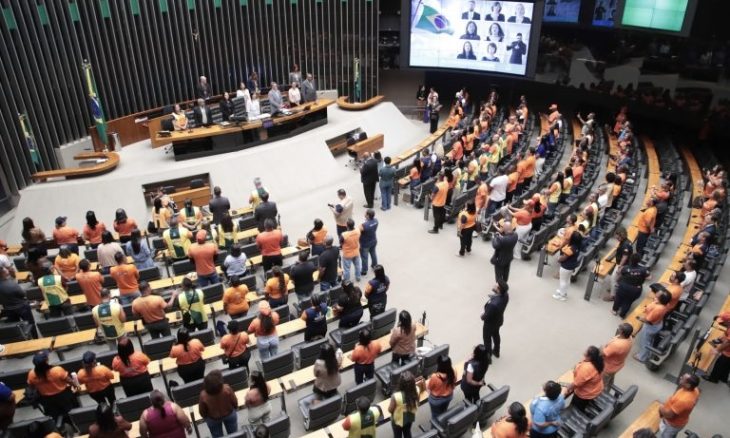 Fim da escala 6×1: relator fecha parecer após audiência pública