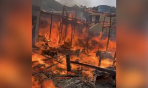 Incêndio destrói casa de madeira e mobiliza bombeiros