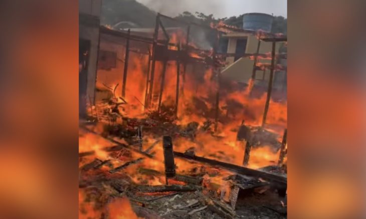 Incêndio destrói casa de madeira e mobiliza bombeiros