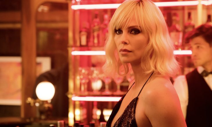 Atriz Charlize Theron relata dores causadas por filmes de ação