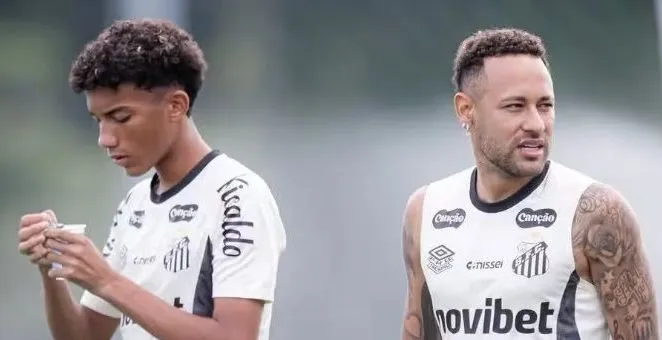 Atrasos e briga aumentam tensão entre Neymar e Robinho Jr. no Santos