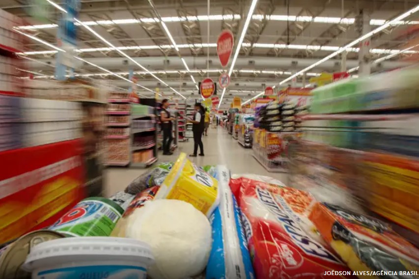 Preços dos alimentos puxam alta da inflação em maio