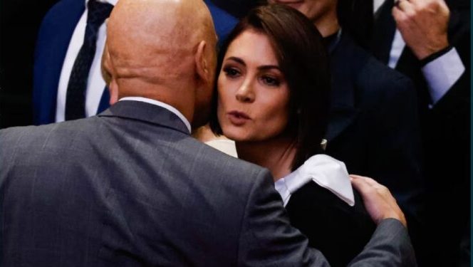 Michelle e Moraes: gesto cordial em posse no TSE irrita base bolsonarista
