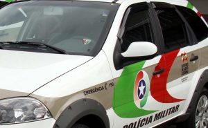 Fiesta bate na traseira de carro e deixa dois feridos em Brusque
