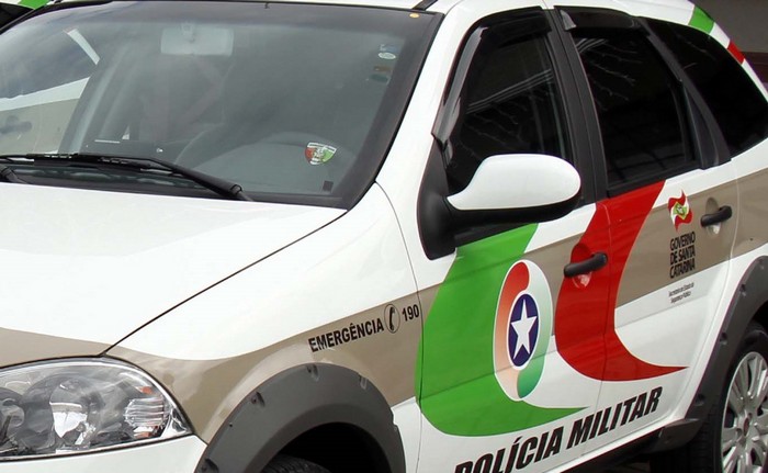 Fiesta bate na traseira de carro e deixa dois feridos em Brusque
