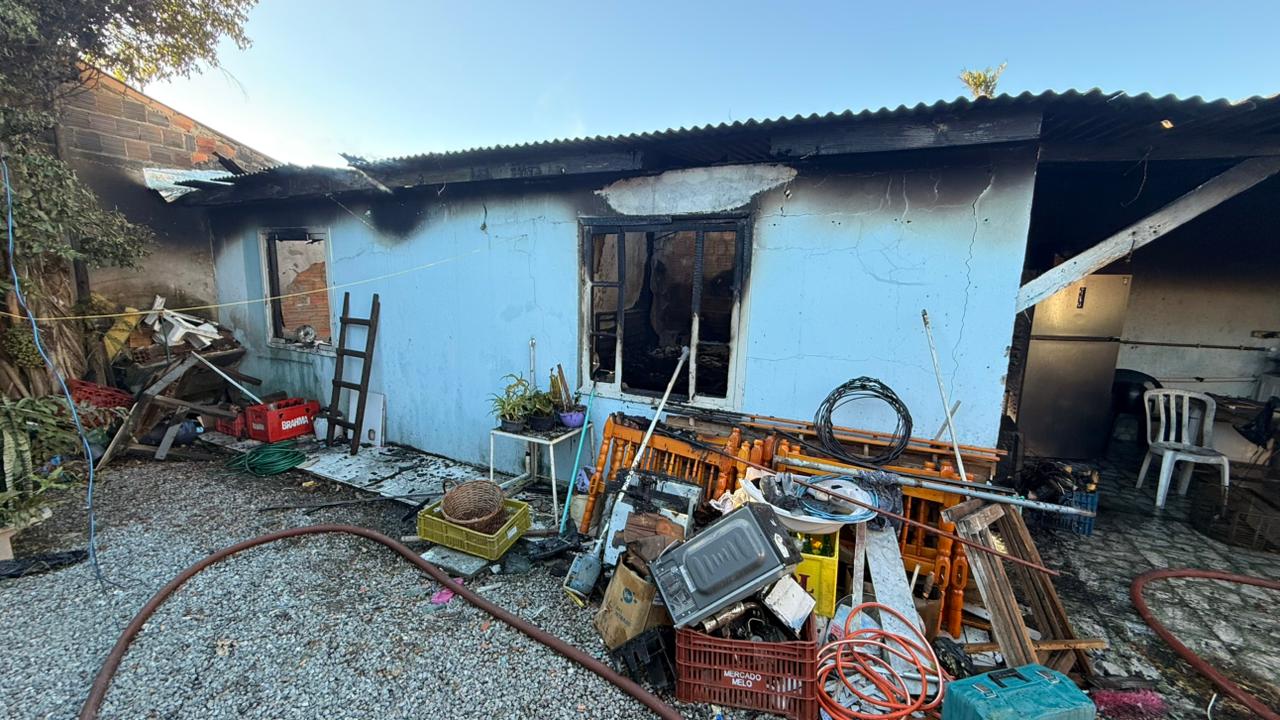 Filho percebe fogo, alerta a mãe e salva família de incêndio