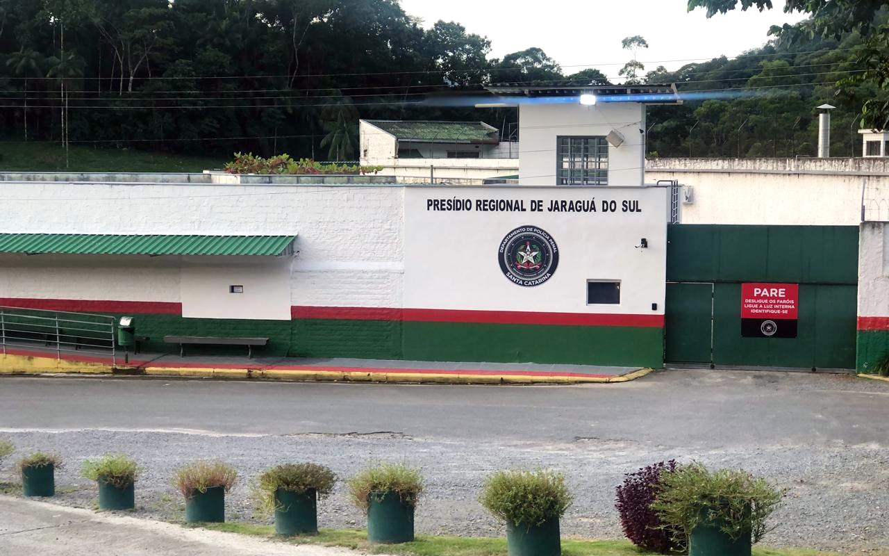Casal preso por abuso de jovens surdos segue detido no Norte de SC