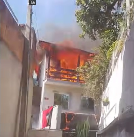 VÍDEO: Incêndio atinge casa de dois andares em Florianópolis