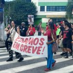 Manifestantes protestam contra demissões de grevistas em Florianópolis