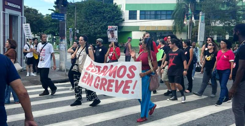 Manifestantes protestam contra demissões de grevistas em Florianópolis