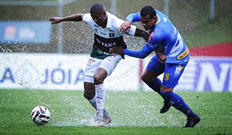 Com campo encharcado, Blumenau empata sem gols e mantém liderança na série D